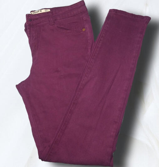 Pantalon Colour, tiro bajo, color violeta, talla 40: $300