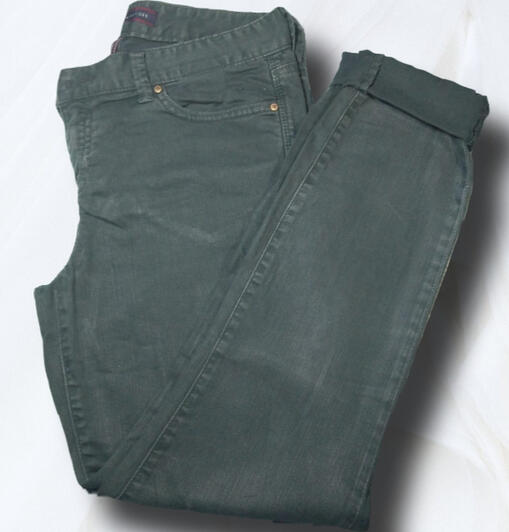 Pantalón tiro medio, verde oscuro, talle 40: $400